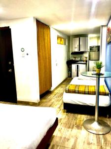 Postel nebo postele na pokoji v ubytování Bogotá Rooms Heroes