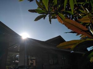 una luce sulla cima di un edificio con un albero di Maan Mork Khao Kho a Khao Kho