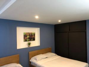 Postel nebo postele na pokoji v ubytování Bogotá Rooms Heroes