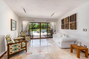 Ruang duduk di Stunning Villa with Private Pool and Jacuzzi in Casa de Campo