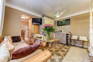 Kuchyň nebo kuchyňský kout v ubytování Mordelliya Private Jacuzzi Suites