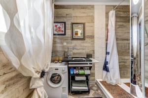 Koupelna v ubytování Mordelliya Private Jacuzzi Suites