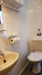 ブラックプールにあるValdene Hotelの白いトイレと洗面台のあるバスルーム +62枚の写真