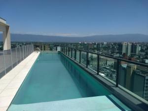 une piscine sur le toit d'un bâtiment dans l'établissement Family Apart, à San Miguel de Tucumán