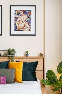 una camera da letto con un letto e un dipinto sul muro di Secret Diamond of the Budapest a Budapest