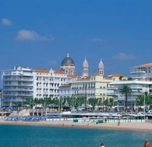 a building on the beach next to the ocean at "AuSoleil" 2 pieces cosy ensoleillé, tout à pied, 50 m du vieux port in Saint-Raphaël