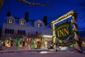 Una posada cubierta de luces de Navidad en la nieve en The Harraseeket Inn & Event House, en Freeport