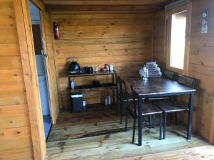 Køkken eller tekøkken på Old Mill House Log Cabins