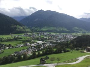 una ciudad en un valle con montañas en el fondo en Schröckhof, en Stuhlfelden