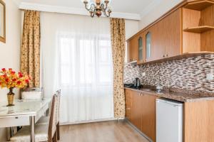 A kitchen or kitchenette at Camelot Apartment Még 36 kép