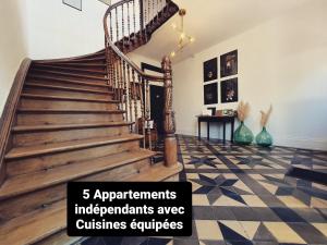 una scala in una camera con pavimento a scacchi di Sojolidays - Appartements d'hôtes & Brocante a Rorschwihr