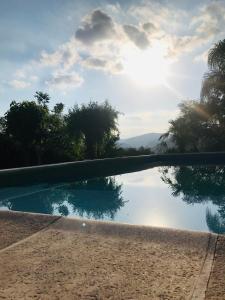 リオ・セバージョスにあるAires Verdesの木々と空の水のプール +13枚の写真