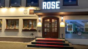 un edificio con una puerta y una alfombra delante de él en Hotel Goldene Rose, en Ebersbach an der Fils