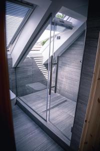 ventana de cristal de baño con escalera en Red Pine Apartments en Vlachovice