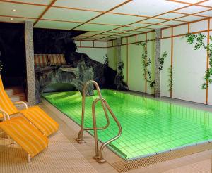 Bazén v ubytování Hotel Sonnenblick nebo v jeho okolí