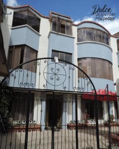 un bâtiment avec une porte devant lui dans l'établissement Hospedaje Dulce Despertar, à Sogamoso