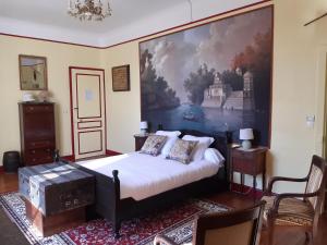 Postel nebo postele na pokoji v ubytování Château de Mongazon