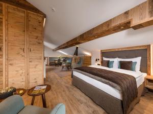 Postel nebo postele na pokoji v ubytování MONDI Hotel Tscherms + 37 fotografií