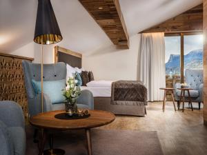 Postel nebo postele na pokoji v ubytování MONDI Hotel Tscherms