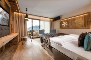Postel nebo postele na pokoji v ubytování MONDI Hotel Tscherms