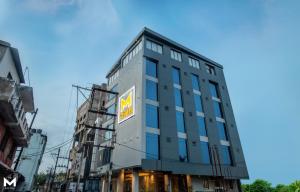 un edificio con un cartel en el costado en THE M HOTEL en Raipur