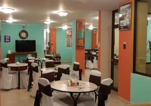 
A restaurant or other place to eat at La Merced Plaza Hostal

