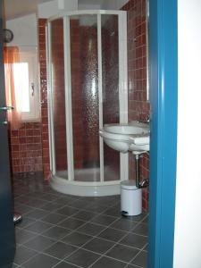uma casa de banho com um chuveiro e um lavatório. em Orizzonte em Urbania