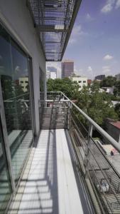 - Balcón de un edificio con vistas a la ciudad en One Bedroom Apartment Del Valle, en Ciudad de México