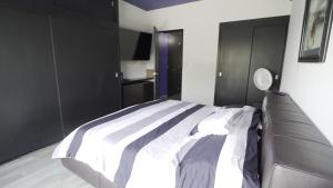 Un dormitorio con una cama con un sofá dentro. en One Bedroom Apartment Del Valle, en Ciudad de México