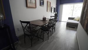 Un comedor con una mesa y sillas y un sofá. en One Bedroom Apartment Del Valle, en Ciudad de México