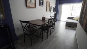 a dining room with a table and chairs and a couch at One Bedroom Apartment Del Valle in Mexico City