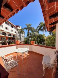 patio con mesa y sillas en el balcón en Hotel Posada San Javier en Taxco de Alarcón