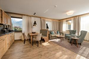 Kuchyň nebo kuchyňský kout v ubytování MONDI Hotel Tscherms