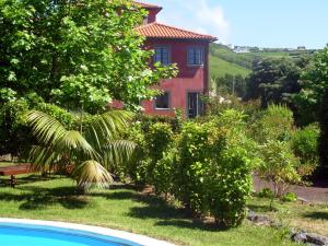 una casa con un patio con una piscina frente a ella en Estrela do Atlântico en Horta