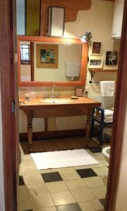 a bathroom with a sink and a mirror at Taller de artista in Colonia del Sacramento