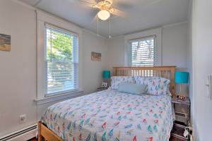 Cozy Coastal Cottage 5 Mi to Narragansett Beach! في ناراغانسيت: غرفة نوم بسرير ونوافذ