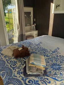 1 dormitorio con 1 cama con toallas en Chalet De La Laigne en Allas-Bocage