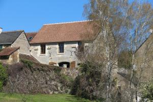 een wit huis met een bruin dak bij La Belle Etoile in Avon-les-Roches