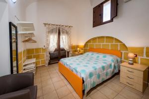 1 dormitorio con cama, escritorio y silla en Casa Vacanze Cappuccini, en Castellammare del Golfo