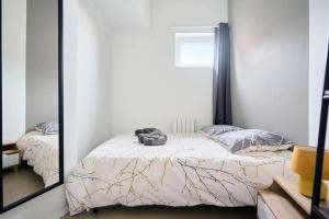 Un pat sau paturi într-o cameră la LocationsTourcoing - Le Dron