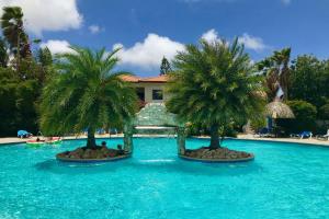 Басейн в или близо до Tropical bungalow in Seru Coral Resort Curacao with beautiful gardens, privacy and large pool