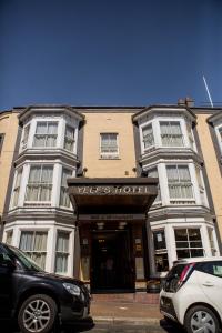 a building with ainders hotel on a city street at Yelf's Hotel in Ryde