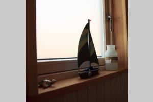 um pequeno barco de brinquedo sentado no parapeito da janela em Schmidis Igluhuts im Pfaffenwinkel - Tiny House 1 em Apfeldorf