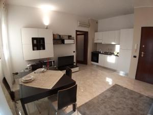 A kitchen or kitchenette at Sophia' s house appartamento Quartello