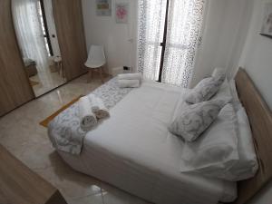 A bed or beds in a room at Sophia' s house appartamento Quartello