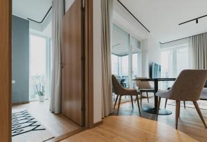 - un salon décloisonné avec une table et des chaises dans l'établissement ÖÖ Street Luxury Apartment with Terrace, à Tartu