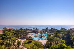 eine Luftansicht des Resorts mit Meerblick im Hintergrund in der Unterkunft Fujairah Rotana Resort & Spa - Al Aqah Beach in Al Aqah