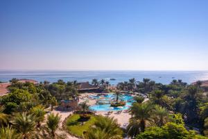 een luchtzicht op het resort met de oceaan op de achtergrond bij Fujairah Rotana Resort & Spa - Al Aqah Beach in Al Aqah