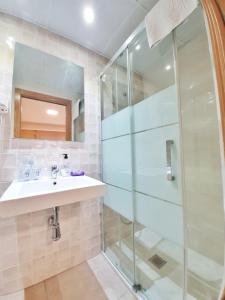 a bathroom with a sink and a shower at Pensión Belmonte II in Benicarló