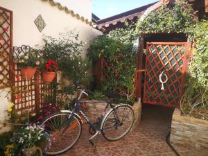 una bicicletta parcheggiata in un giardino con cancello di Villa Maddalusa a Agrigento